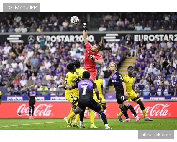 莱万特钢铁防线筑起铜墙铁壁,成功化解对手进攻威胁 莱万特钢铁防线筑起铜墙铁壁,成功化解对手进攻威胁